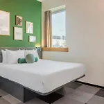 Maxhotel Amsterdam Airport Schiphol - Recently Renovated 3*