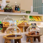 Maxhotel Amsterdam Airport Schiphol - Recently Renovated 3* Hoofddorp