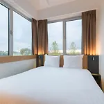 Maxhotel Amsterdam Airport Schiphol - Recently Renovated 3*