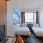 Maxhotel Amsterdam Airport Schiphol - Recently Renovated Hotel