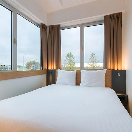 Maxhotel Amsterdam Airport Schiphol - Recently Renovated 3*