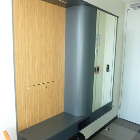 Maxhotel Amsterdam Airport Schiphol - Recently Renovated Hoofddorp