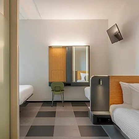 Maxhotel Amsterdam Airport Schiphol - Recently Renovated Hotell