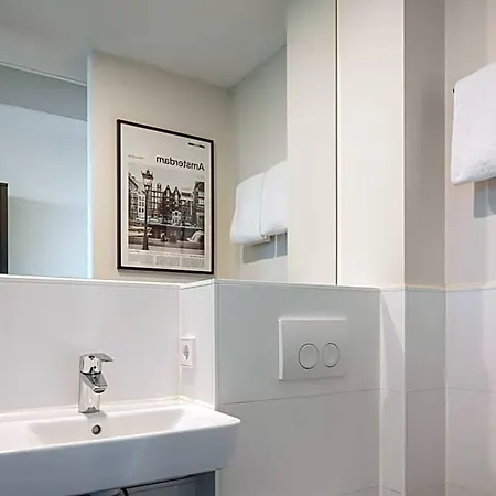Maxhotel Amsterdam Airport Schiphol - Recently Renovated 3*