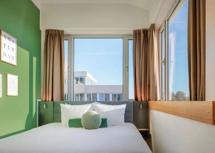 Maxhotel Amsterdam Airport Schiphol - Recently Renovated 3*