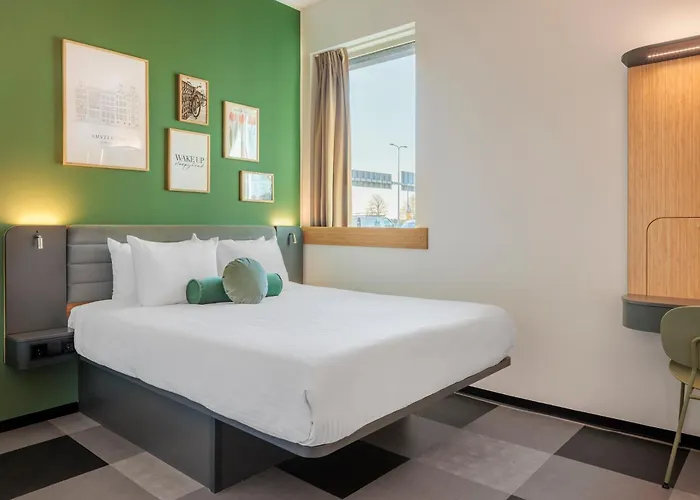 Maxhotel Amsterdam Airport Schiphol - Recently Renovated 3*