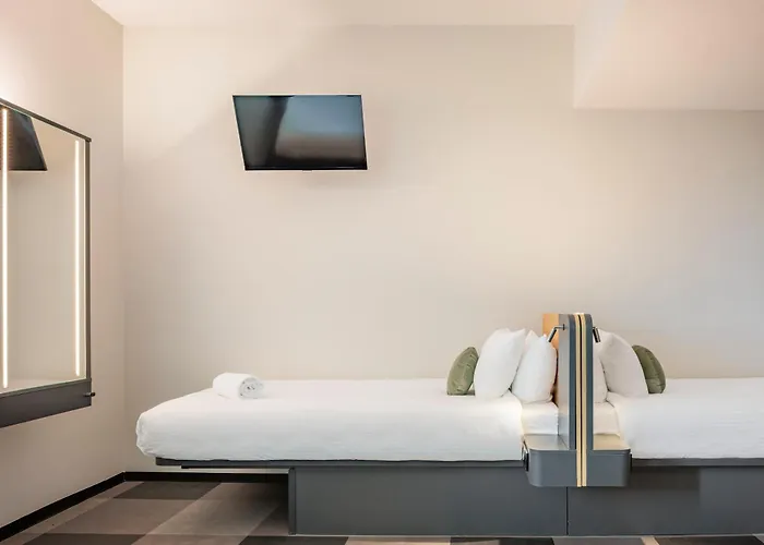 Maxhotel Amsterdam Airport Schiphol - Recently Renovated 3* Hoofddorp