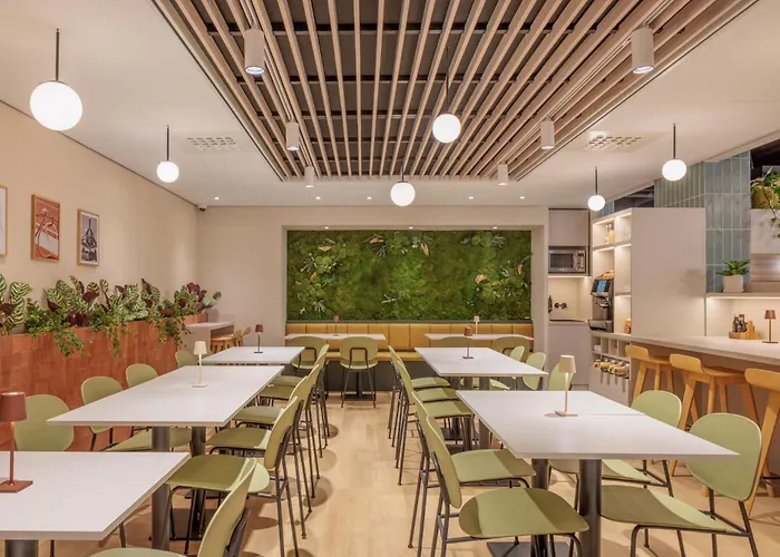 Maxhotel Amsterdam Airport Schiphol - Recently Renovated 3*