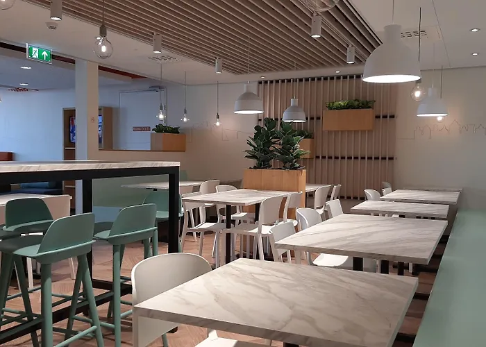 Maxhotel Amsterdam Airport Schiphol - Recently Renovated 3*