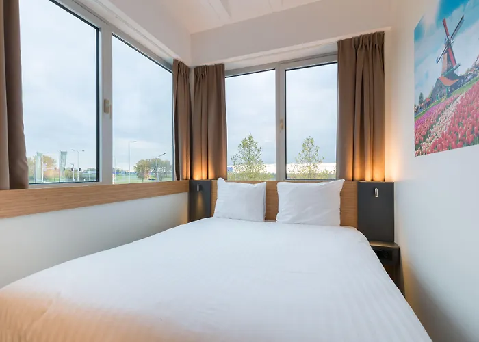 Maxhotel Amsterdam Airport Schiphol - Recently Renovated 3*