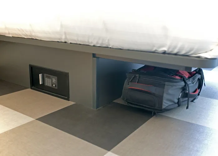 Maxhotel Amsterdam Airport Schiphol - Recently Renovated 3* Hoofddorp