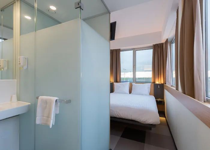 Maxhotel Amsterdam Airport Schiphol - Recently Renovated Hoofddorp