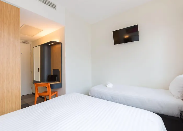 Maxhotel Amsterdam Airport Schiphol - Recently Renovated 霍夫多普