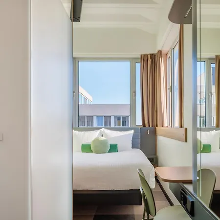 Maxhotel Amsterdam Airport Schiphol - Recently Renovated Szálloda