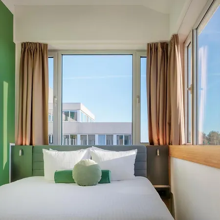 Maxhotel Amsterdam Airport Schiphol - Recently Renovated 3*