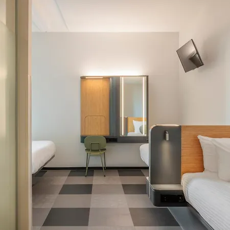 Maxhotel Amsterdam Airport Schiphol - Recently Renovated Отель