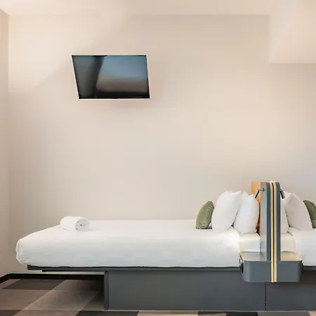 Maxhotel Amsterdam Airport Schiphol - Recently Renovated 3* Hoofddorp