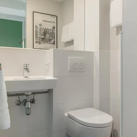 Maxhotel Amsterdam Airport Schiphol - Recently Renovated 3*