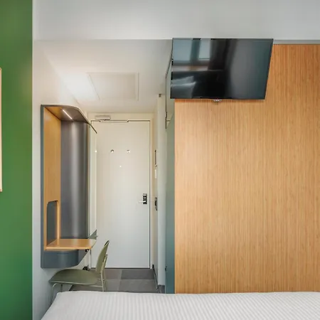 Maxhotel Amsterdam Airport Schiphol - Recently Renovated Hotel