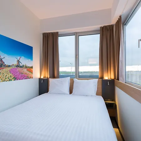 Отель Maxhotel Amsterdam Airport Schiphol - Recently Renovated Хоофддорп