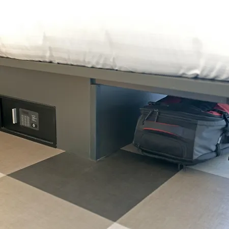 Maxhotel Amsterdam Airport Schiphol - Recently Renovated 3* Hoofddorp